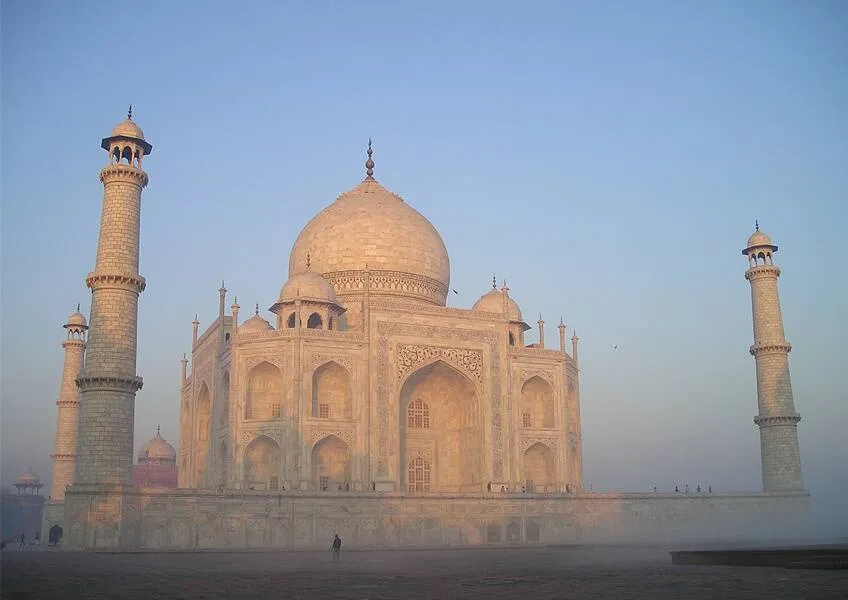 Белокаменный Тадж-Махал меняет цвет