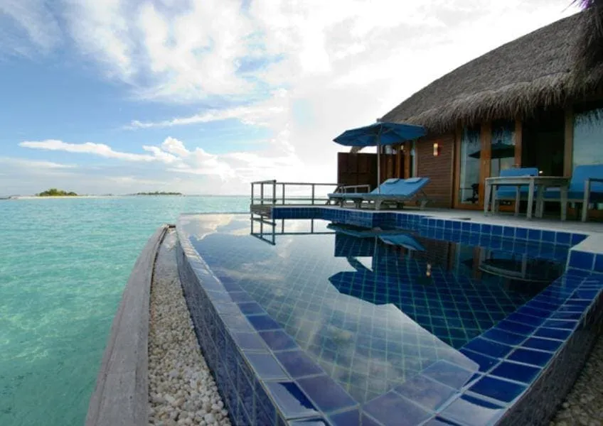 Номер-люкс с бассейном над водой Номер-люкс с бассейном над водой