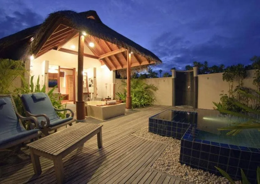 Вилла с бассейном и видом на закат Вилла с бассейном и видом на закат