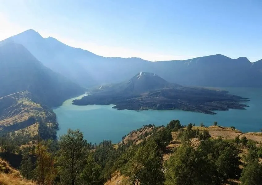 Посетителей национального парка Ринджани на острове Ломбока в Индонезии будут разделять