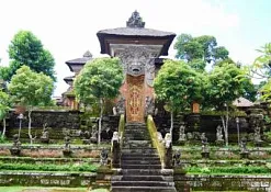 Замок Гианьяр (Puri Gianyar) 