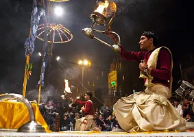 Красивая церемония «Арати» вместе с отелем «Ананда» Красивая церемония «Арати» вместе с отелем «Ананда»