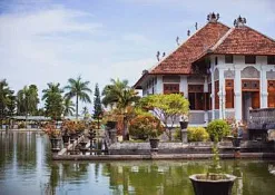 Водный дворец Таман Уджунг (Taman Soekasada Ujung)